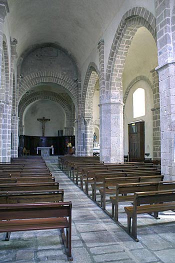 Saint-Félicien - L'église : arcs de la nef côté sud