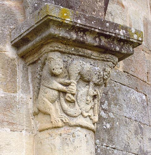 église de Saint-Julien-du-Serre, extérieur : chapiteau de l'abside