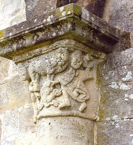 église de Saint-Julien-du-Serre, extérieur : chapiteau de l'abside