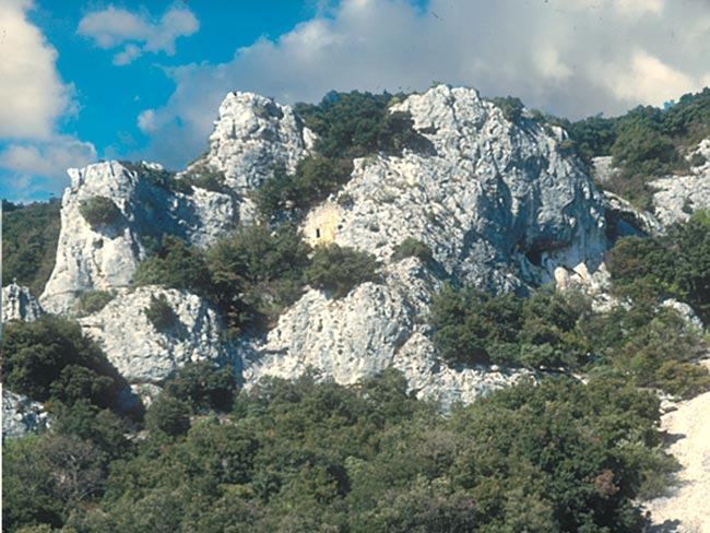 Le site de San Samonta - Vue sur la grotte