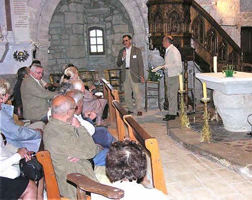 Dans
                    l'église, on reconnaît le président Guy Delubac et
                    le maire, Bernard Cuoq