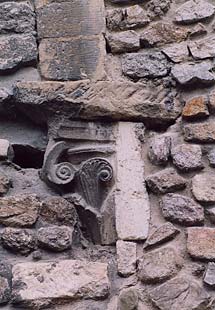 Tournon - remploi roman dans un mur de la collégiale Saint-Julien