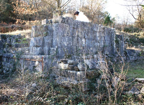 Prieuré de Vagnas : Vestiges du mur sud de la nef