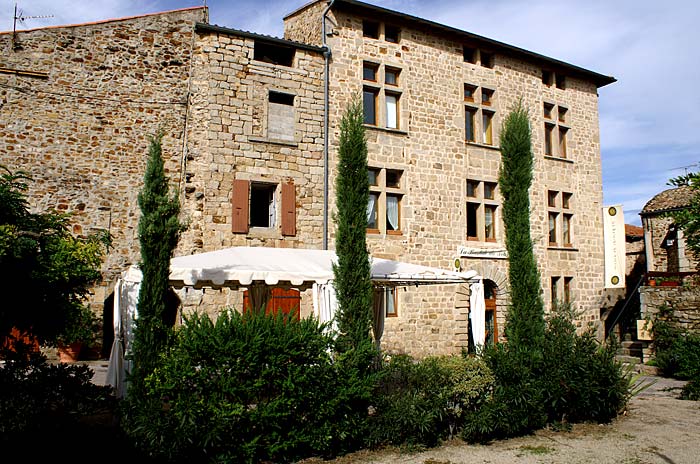 Vinezac : Le château des Charbonnel