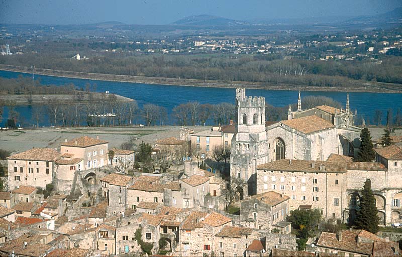 Viviers : La cathédrale, la tour Saint-Michel et une partie de la ville haute